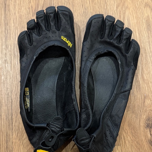 Vibram Black Toe Shoes with Yellow Logo - Picture 3 of 4